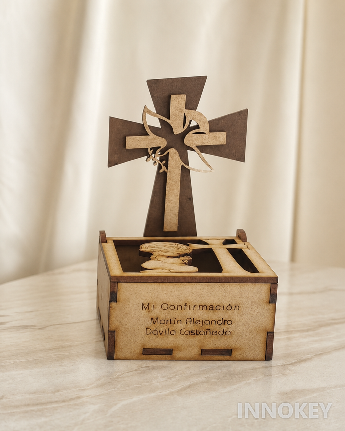 Recuerdo de confirmación con cruz y caja personalizada
